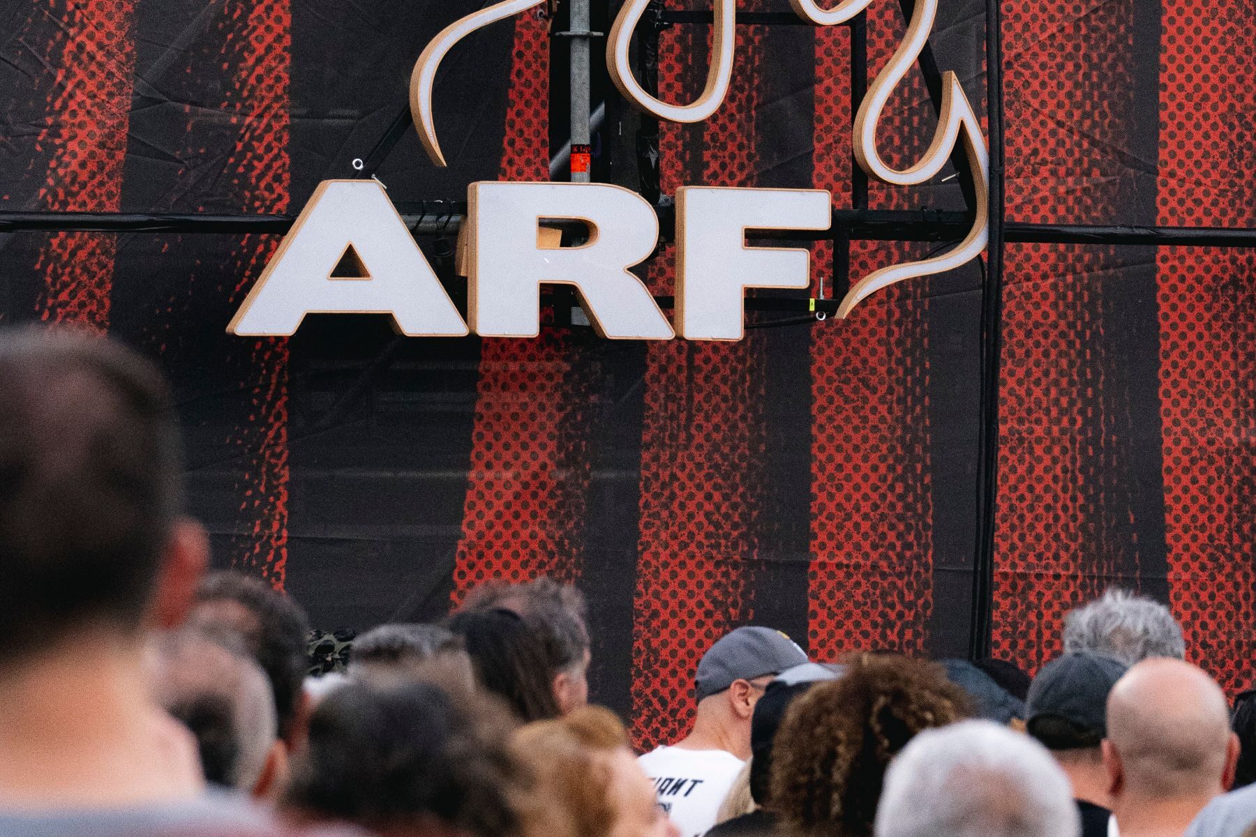 Logo de ARF en escenario