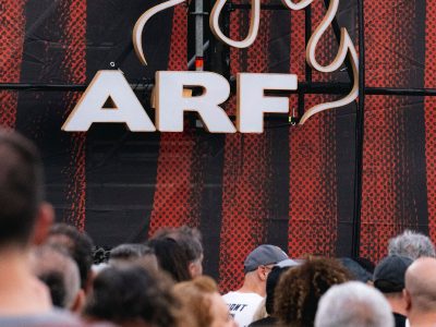 Logo de ARF en escenario
