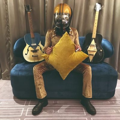 bob log III couch & yellow cushion (1)